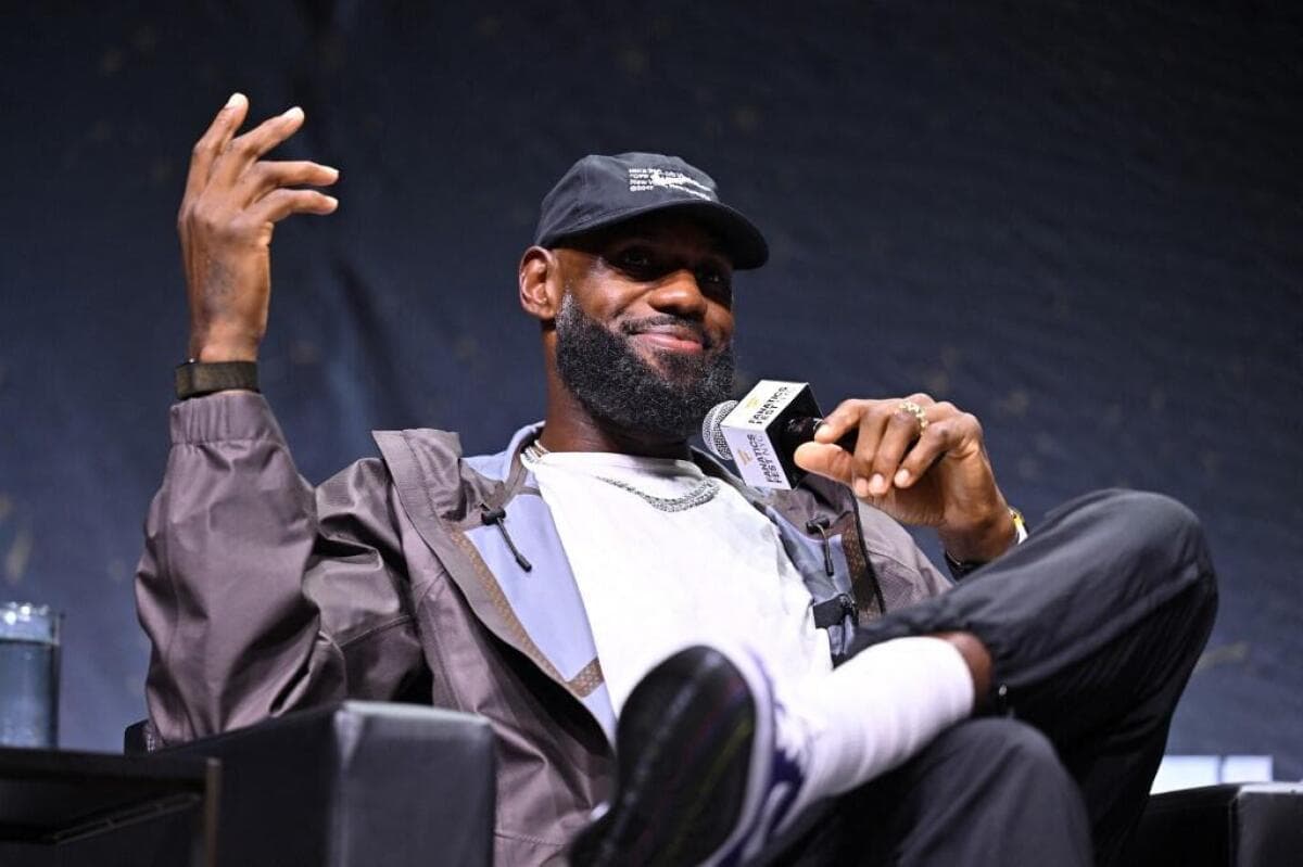 LeBron James sekali lagi mencetak sejarah, bukan melalui performanya di lapangan, melainkan dengan mencatatkan rekor baru untuk periode terlama dalam kariernya.