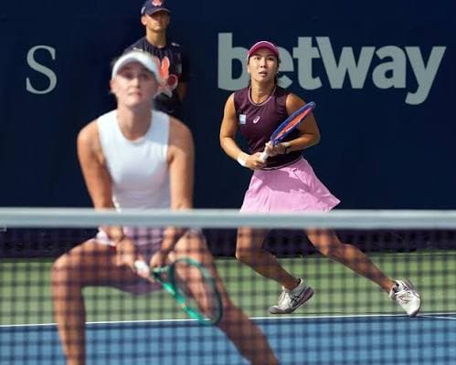 Petenis Indonesia Aldila Sutjiadi berhasil mencapai babak 16 besar ganda putri di Cincinnati Open 2026