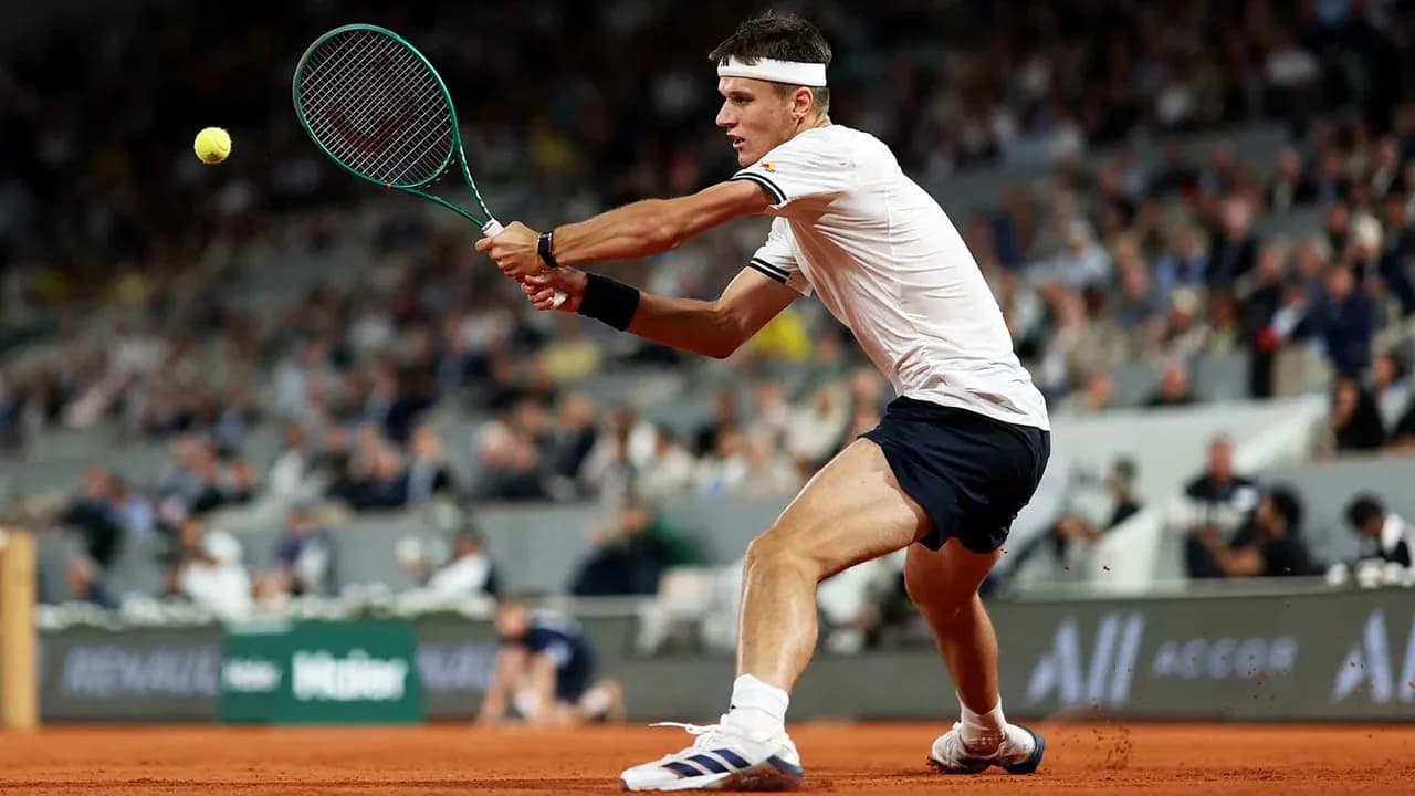 Bintang Muda Bersinar! Jakub Mensik Hentikan Sensasi Joao Fonseca di French Open 2026