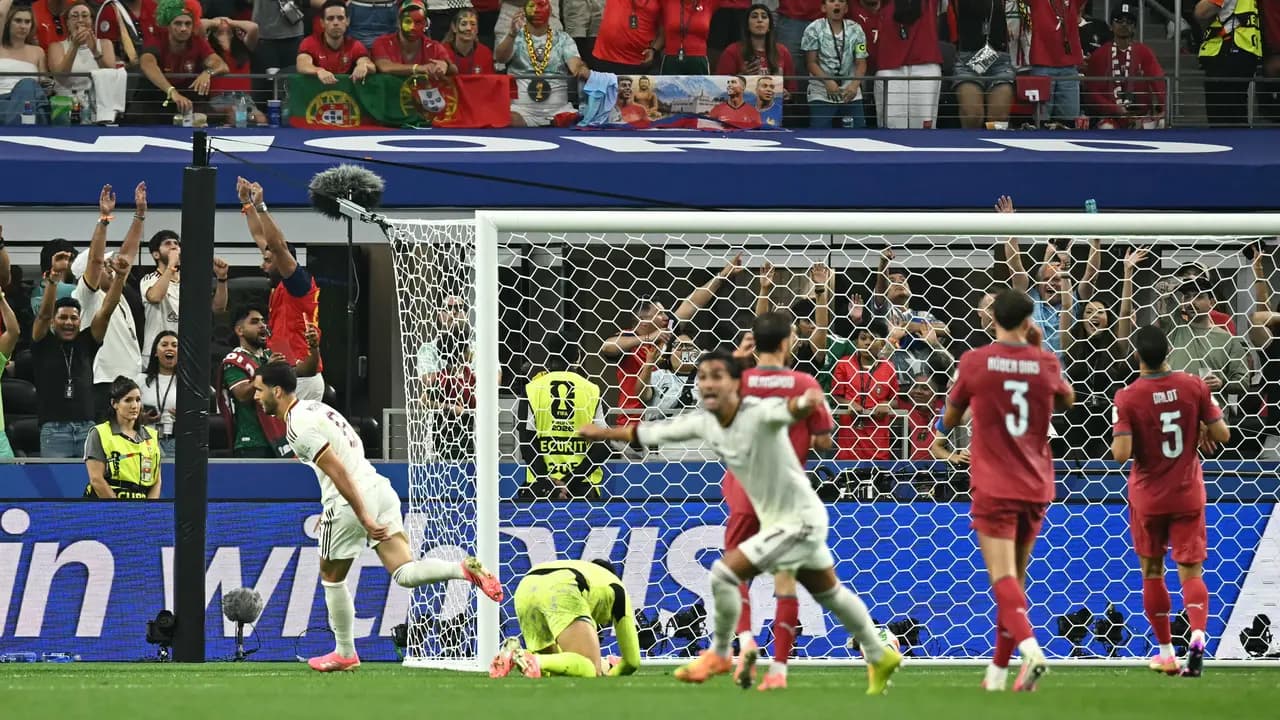 Pemain Spanyol merayakan gol Mikel Merino ke gawang Portugal di babak 16 besar Piala Dunia 2026