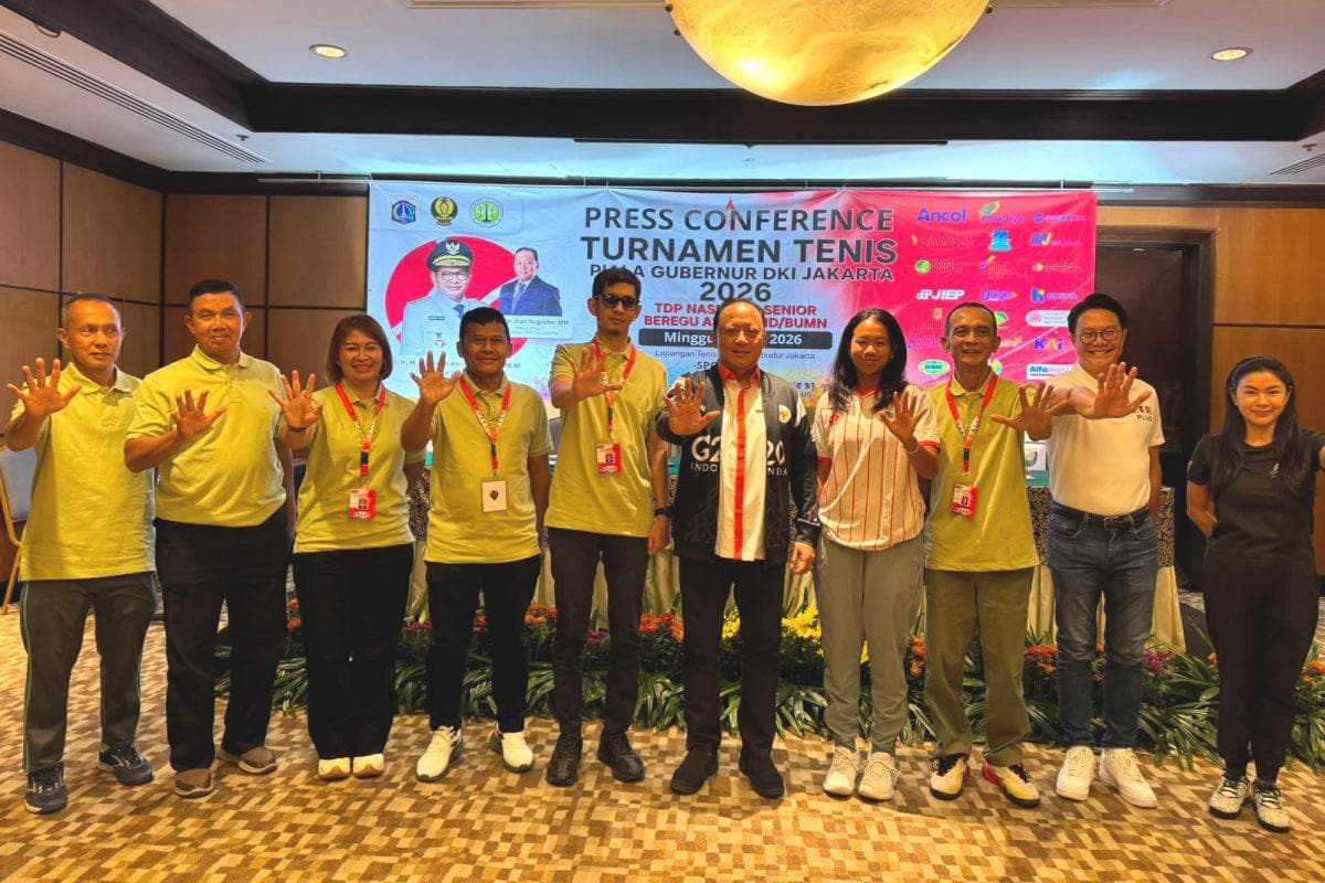 Atlet dan pegawai negeri sipil turut serta dalam Kejuaraan Tenis Piala Gubernur Jakarta.