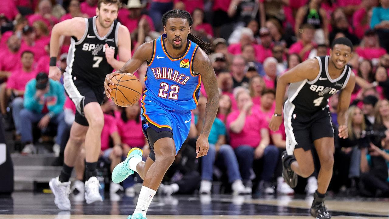 Pemain Thunder Cason Wallace menerobos pertahanan Spurs di final Wilayah Barat NBA 2026