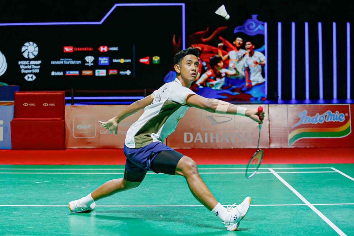 Di perempat final Australian Open 2026, pemain tunggal putra Indonesia, Alwi Farhan, berhasil melaju ke semifinal dengan mengalahkan wakil Taiwan, Lee Chia-hao.