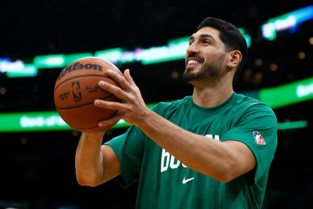 Sebagai bentuk protes terhadap isu transgender, Enes Kanter Freedom menyatakan niatnya untuk mengikuti WNBA Draft tahun 2027.