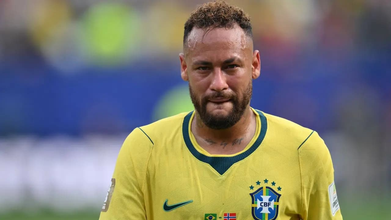 Neymar tertunduk lesu saat Norwegia menjebol gawang Brasil di 16 besar Piala Dunia