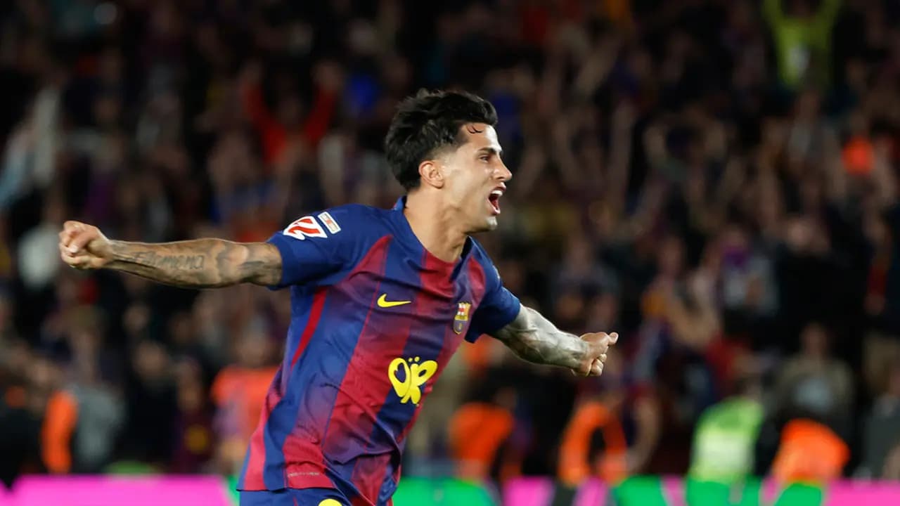Joao Cancelo dari Barcelona merayakan kemenangan setelah memenangkan pertandingan sepak bola Liga Spanyol antara FC Barcelona dan Real Madrid.