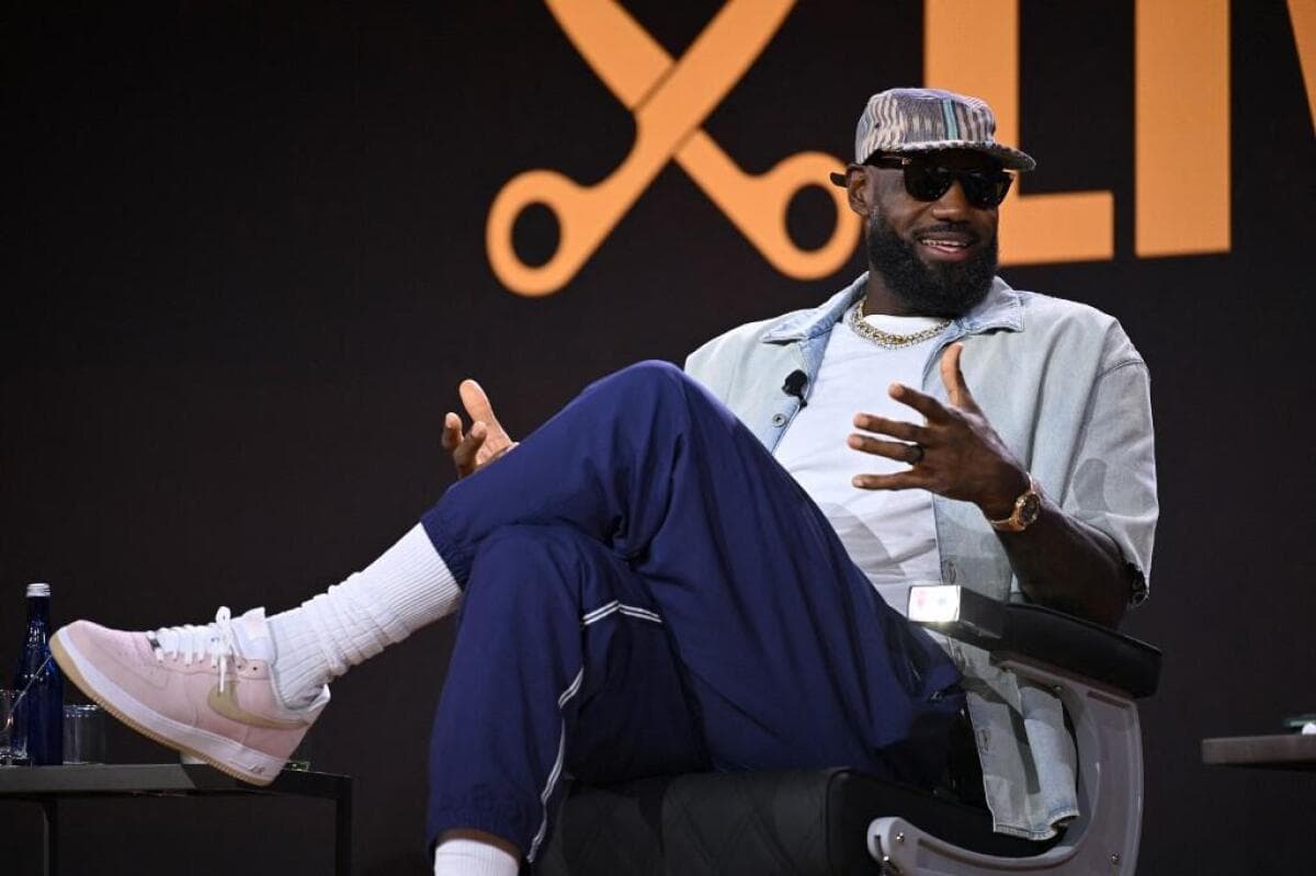 Pernyataan Adam Silver membuat LeBron James menunda pengumuman mengenai kepindahannya ke tim baru.