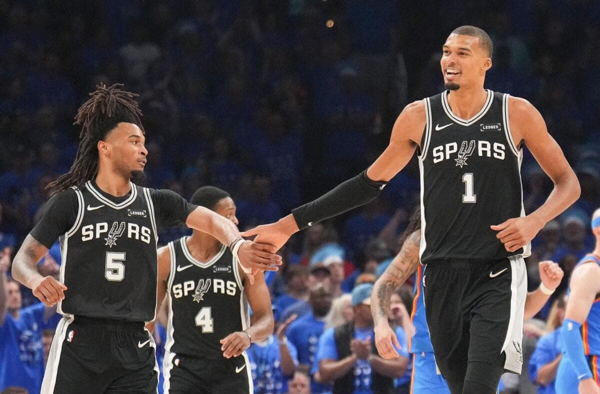 San Antonio Spurs bertandang ke Oklahoma City dan mengalahkan juara bertahan di kandang sendiri pada Game 7 Final Wilayah Barat pada hari Sabtu, 30 Mei, waktu AS.