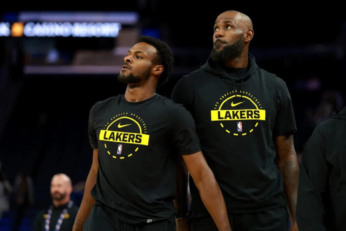 Keputusan LeBron James terkait status *free agent*-nya menjadi topik paling hangat di masa jeda musim NBA 2026.