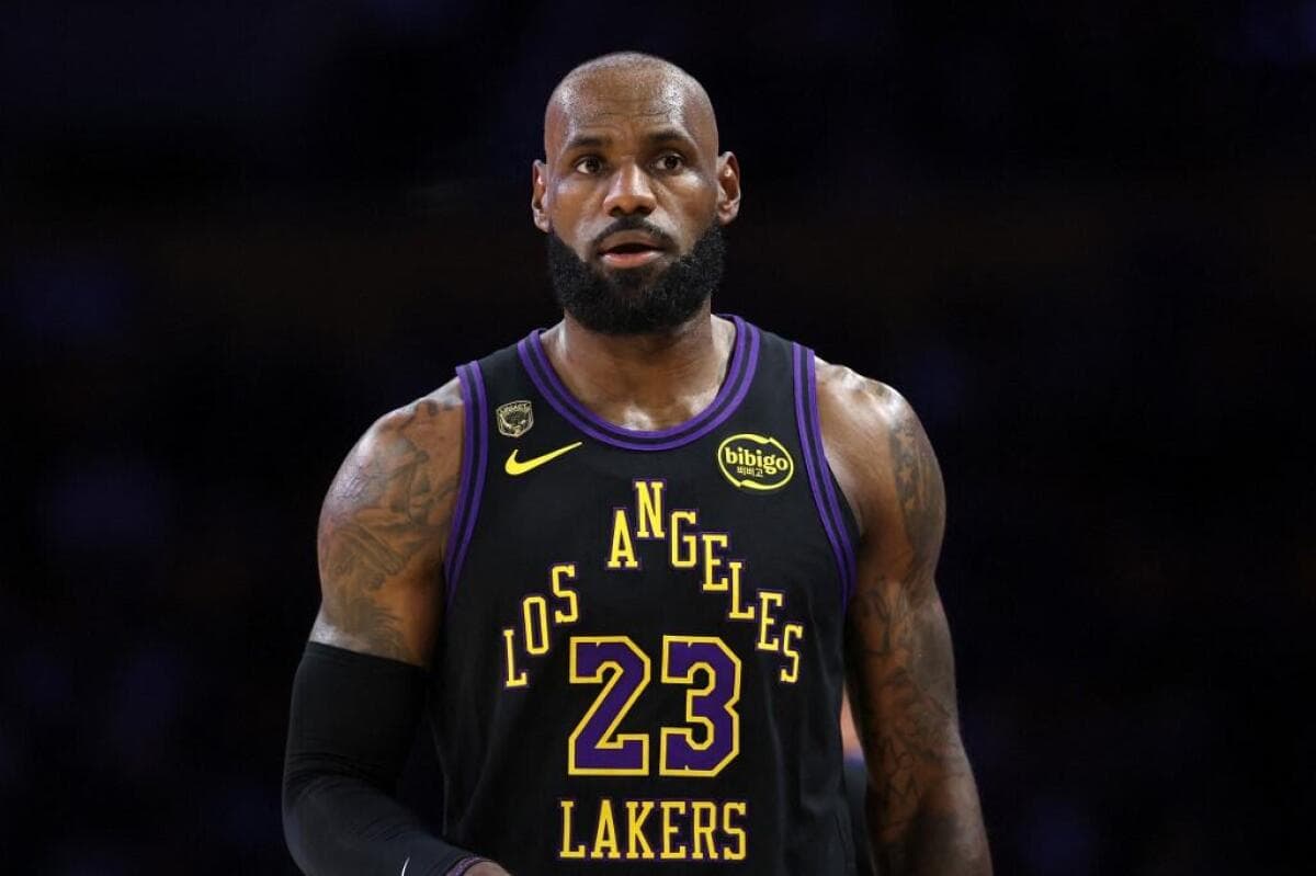 Masa depan LeBron James bersama Los Angeles Lakers terus menjadi topik yang penuh ketidakpastian.