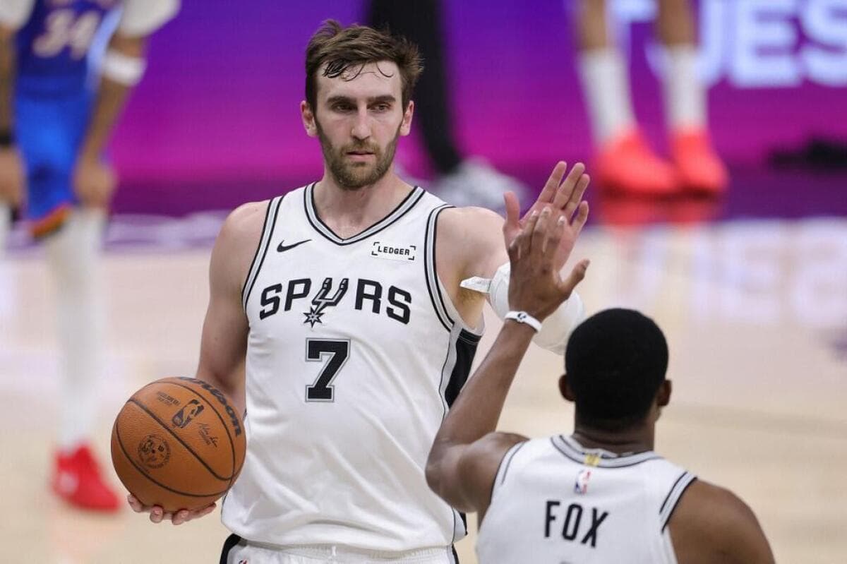 Tim-tim NBA secara aktif menjajaki berbagai cara untuk menarik minat LeBron James.