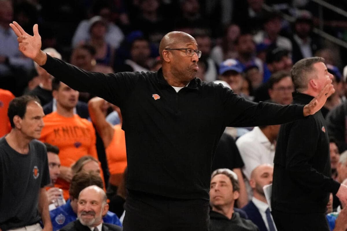 Mike Brown, pelatih kepala New York Knicks, menyuarakan kekhawatirannya tentang kinerja wasit di Game 3 melawan San Antonio Spurs