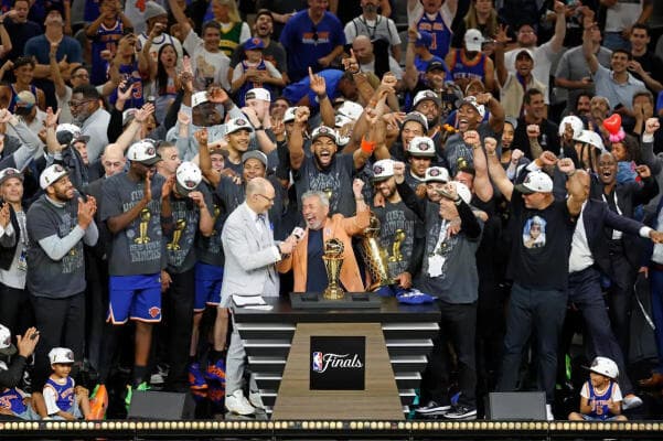 Knicks mengakhiri penantian panjang sejak 1973 dengan menjuarai Final NBA usai mengalahkan Spurs dalam lima gim dengan keunggulan 4-1.